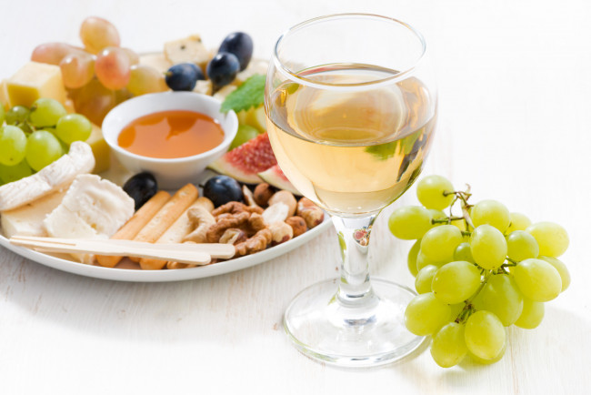 Обои картинки фото еда, напитки,  вино, бокал, вино, виноград, мед, инжир, сыр, орехи