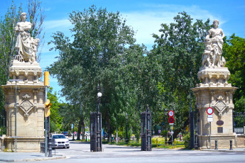 Картинка барселона города барселона+ испания деревья ворота скульптура