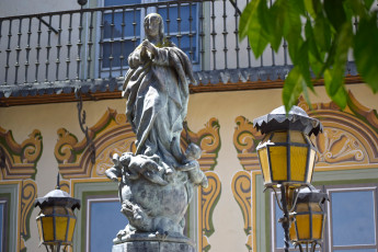 Картинка города барселона+ испания скульптура фонарь листья