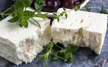 Картинка еда сырные+изделия сыр фета розмарин зелень