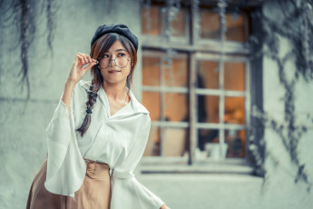 Картинка девушки -+азиатки шатенка берет очки коса блузка дом