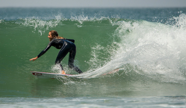 Обои картинки фото спорт, серфинг, доска, девушка, брызги, волна, океан