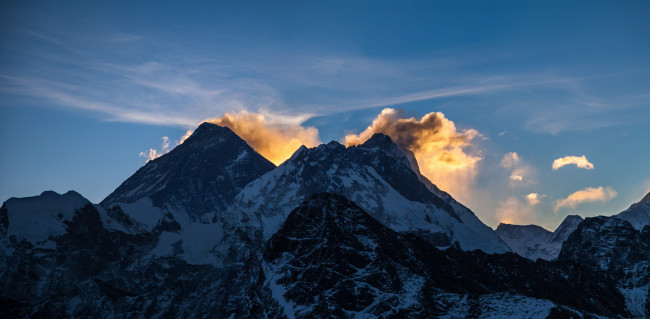 Обои картинки фото everest, природа, горы, вершина, камни, скалы, снег, облака, небо