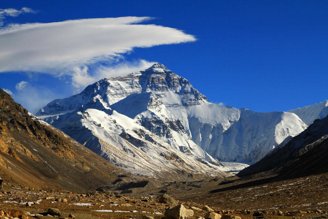 Обои картинки фото everest, природа, горы, вершина, камни, скалы, снег, облака, небо