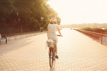 Картинка девушки -unsort+ брюнетки темноволосые шляпа платье велосипед улица