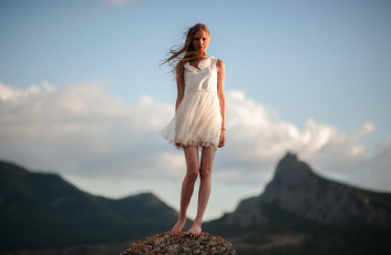 Картинка девушки -unsort+ блондинки +светловолосые небо облака горы ветер камень платье