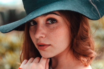Картинка девушки -+лица +портреты карие глаза рыжие волосы шляпа веснушки
