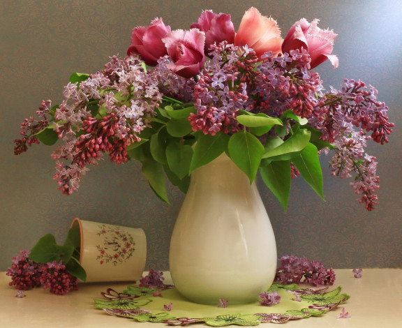 Обои картинки фото цветы, букеты, композиции, ваза, салфетка, сирень, тюльпаны