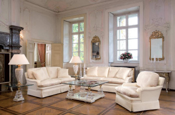 Картинка интерьер гостиная диван кресла зеркала столик