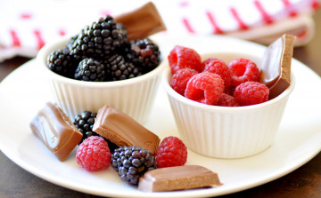 обоя еда, фрукты,  ягоды, ежевика, малина, шоколад