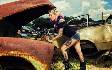 Картинка девушки -unsort+ блондинки ноги металлолом автосвалка капот шорты тату