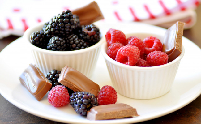 Обои картинки фото еда, фрукты,  ягоды, ежевика, малина, шоколад