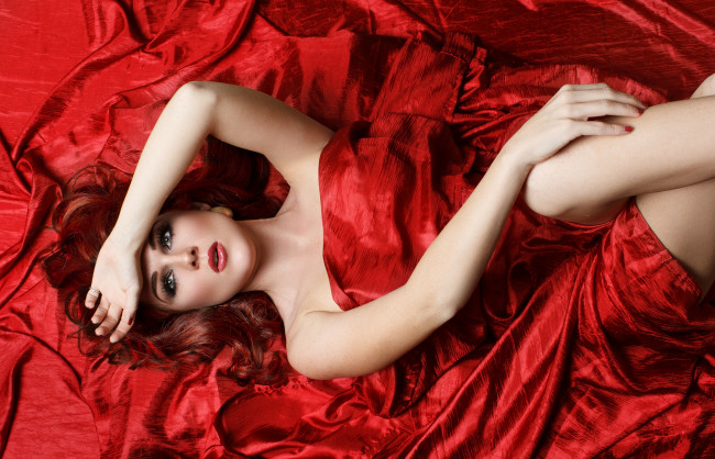 Обои картинки фото девушки, -unsort , рыжеволосые и другие, ткань, руки, ноги