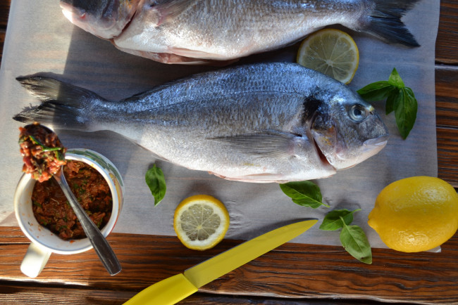 Обои картинки фото еда, рыба,  морепродукты,  суши,  роллы, свежая, лимон, икра, зелень