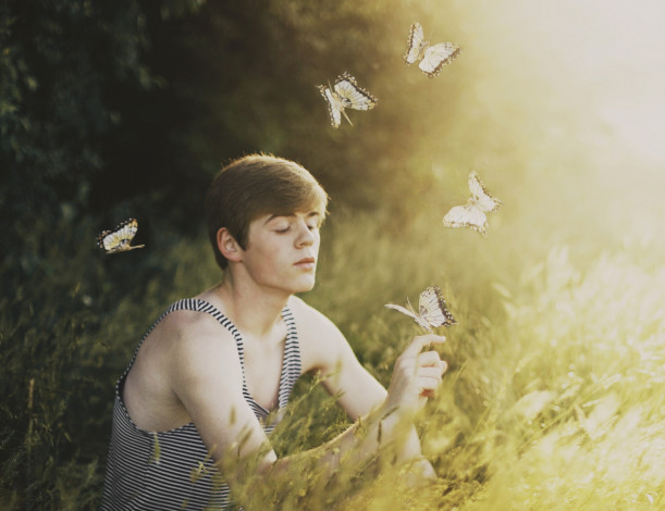Обои картинки фото мужчины, - unsort, парень, бабочки, трава, поле