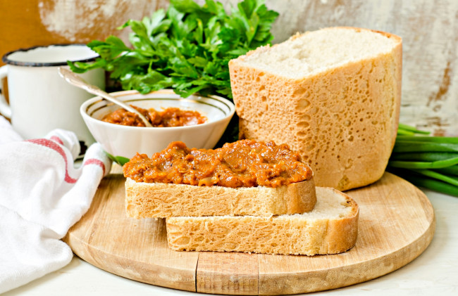 Обои картинки фото еда, хлеб,  выпечка, петрушка, зелень, кабачковая, икра