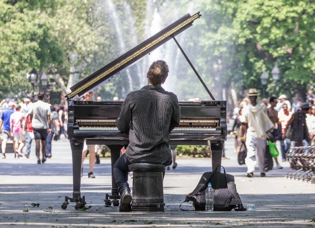 Обои картинки фото музыка, -другое, улица, люди, пианино