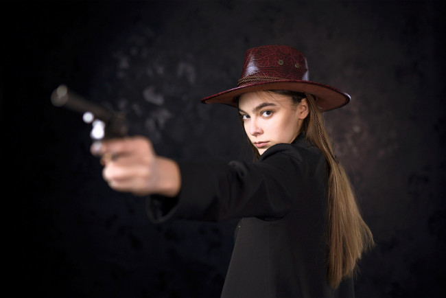 Обои картинки фото девушки, - девушки с оружием, блондинка, шляпа, пистолет