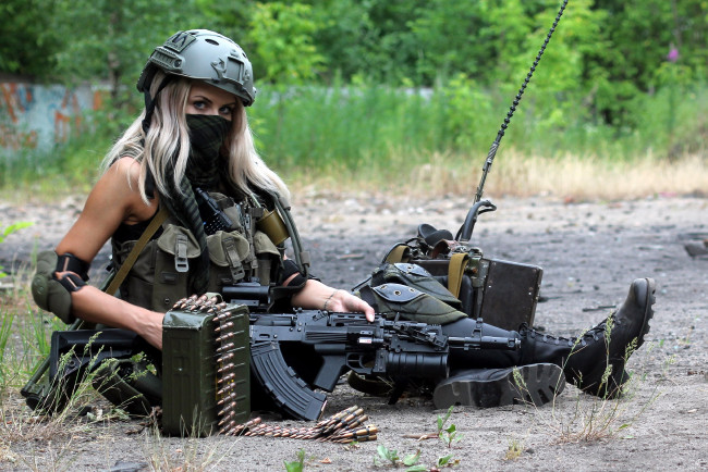 Обои картинки фото девушки, - девушки с оружием, блондинка, каска, рация, винтовка, маска