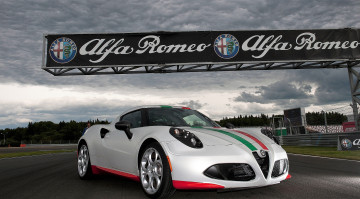 Картинка alfa+romeo+4c+2013 автомобили alfa+romeo белый баннер трасса