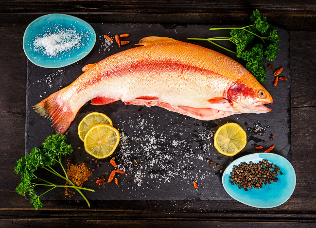 Обои картинки фото еда, рыба,  морепродукты,  суши,  роллы, свежая, соль, перец, петрушка, лимон