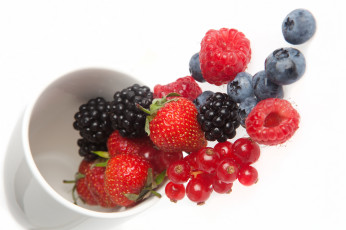 Картинка еда фрукты ягоды дары лета витамины падение чашка