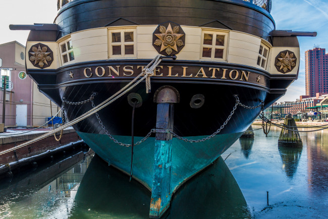 Обои картинки фото uss constellation, корабли, парусники, причал, пирс, парусник, корма, швартовы