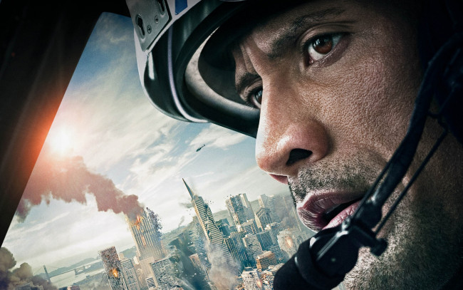 Обои картинки фото кино фильмы, san andreas, катастрофа, город, вертолет, шлем, пилот, dwayne, johnson, дуэйн, джонсон, san, andreas, разлом, сан-андреас