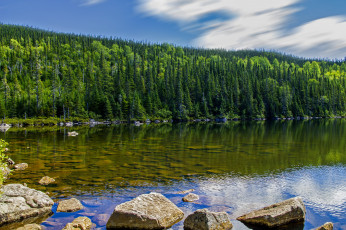 Картинка природа реки озера небо деревья вода камни озеро лес облака