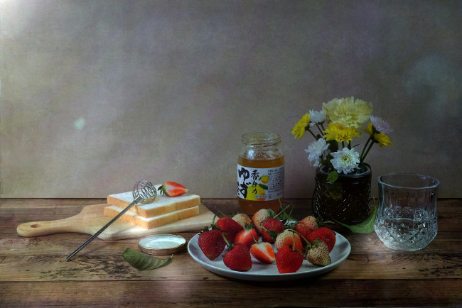 Обои картинки фото еда, натюрморт, ваза, цветы, клубника, фрукты, мед