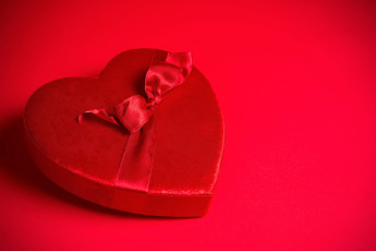 Картинка праздничные день+святого+валентина +сердечки +любовь коробка сердечко лента