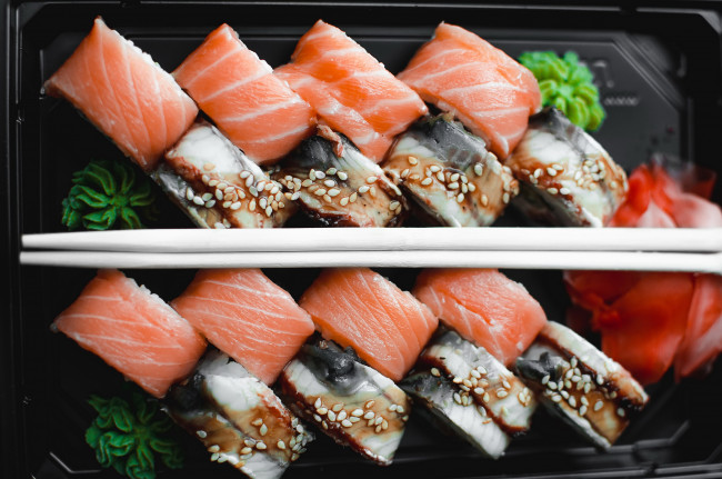 Обои картинки фото еда, рыба,  морепродукты,  суши,  роллы, васаби, роллы, имбирь