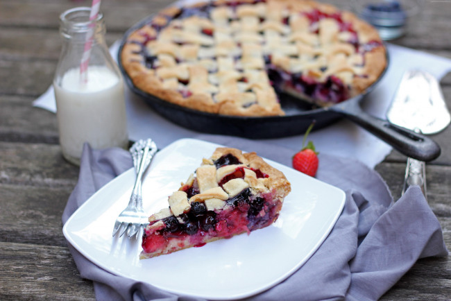Обои картинки фото еда, пироги, молоко, пирог, ягодный