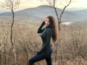 Картинка девушки -+брюнетки +шатенки шатенка свитер джинсы горы лес