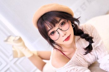 Картинка девушки -+азиатки берет коса очки свитер