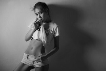 Картинка девушки -unsort+ Черно-белые+обои чёрно-белая пирсинг шорты азиатка