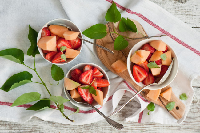 Обои картинки фото еда, фрукты,  ягоды, полотенце, листья, клубника, ягоды, фруктовый, салат