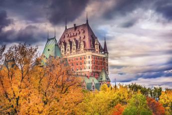 Картинка города -+дворцы +замки +крепости краски небо облака замок фронтенак квебек город канада деревья осень шато-фронтенак