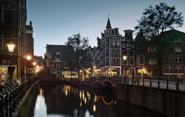 Обои картинки фото города, амстердам , нидерланды, вечер, мост, фонари, канал
