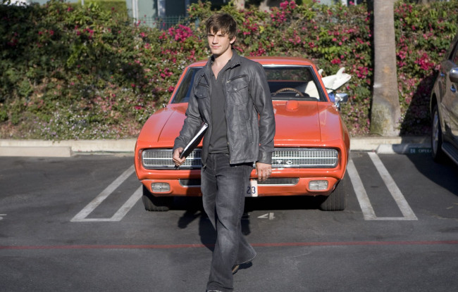 Обои картинки фото кино фильмы, 90210, папка, лиам, машина, парковка, беверли, хилз