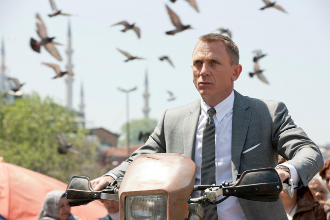 Обои картинки фото кино фильмы, 007,  skyfall, птицы, мотоцикл, костюм, джеймс, бонд