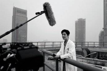 Картинка мужчины xiao+zhan актер халат телефон крыша камера съемки