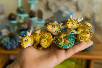 Картинка разное игрушки дракончики рука