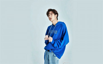 Картинка мужчины wang+yi+bo актер танцор свитер джинсы