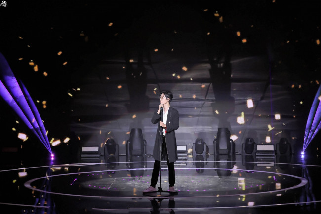 Обои картинки фото мужчины, xiao zhan, актер, певец, пальто, микрофон, сцена