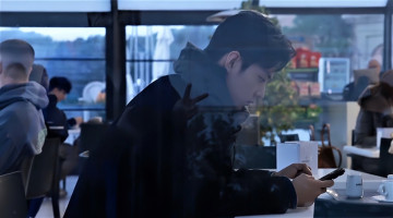 Картинка мужчины xiao+zhan актер телефон кафе люди окно