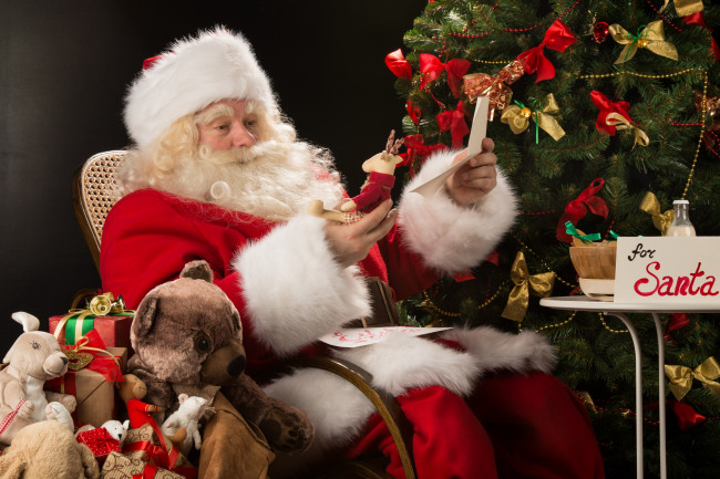 Обои картинки фото праздничные, дед мороз,  санта клаус, елка, игрушки, надпись, санта, письмо