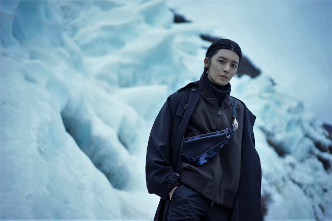 Обои картинки фото мужчины, hou ming hao, актер, свитер, пальто, снег, горы