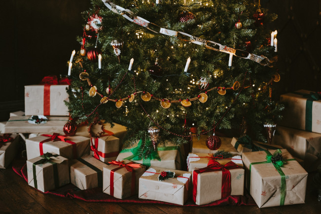 Обои картинки фото праздничные, ёлки, подарки, елка, игрушки