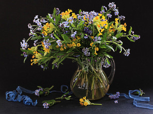 Картинка цветы луговые полевые ваза незабудки примулы